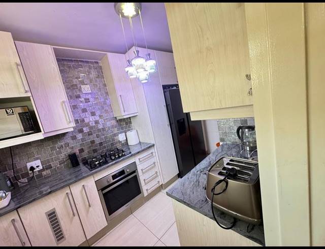 2 BEDROOM APARTMENT FOR SALE IN KENSINGTON